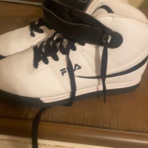 Boys size 6 tennis shoes